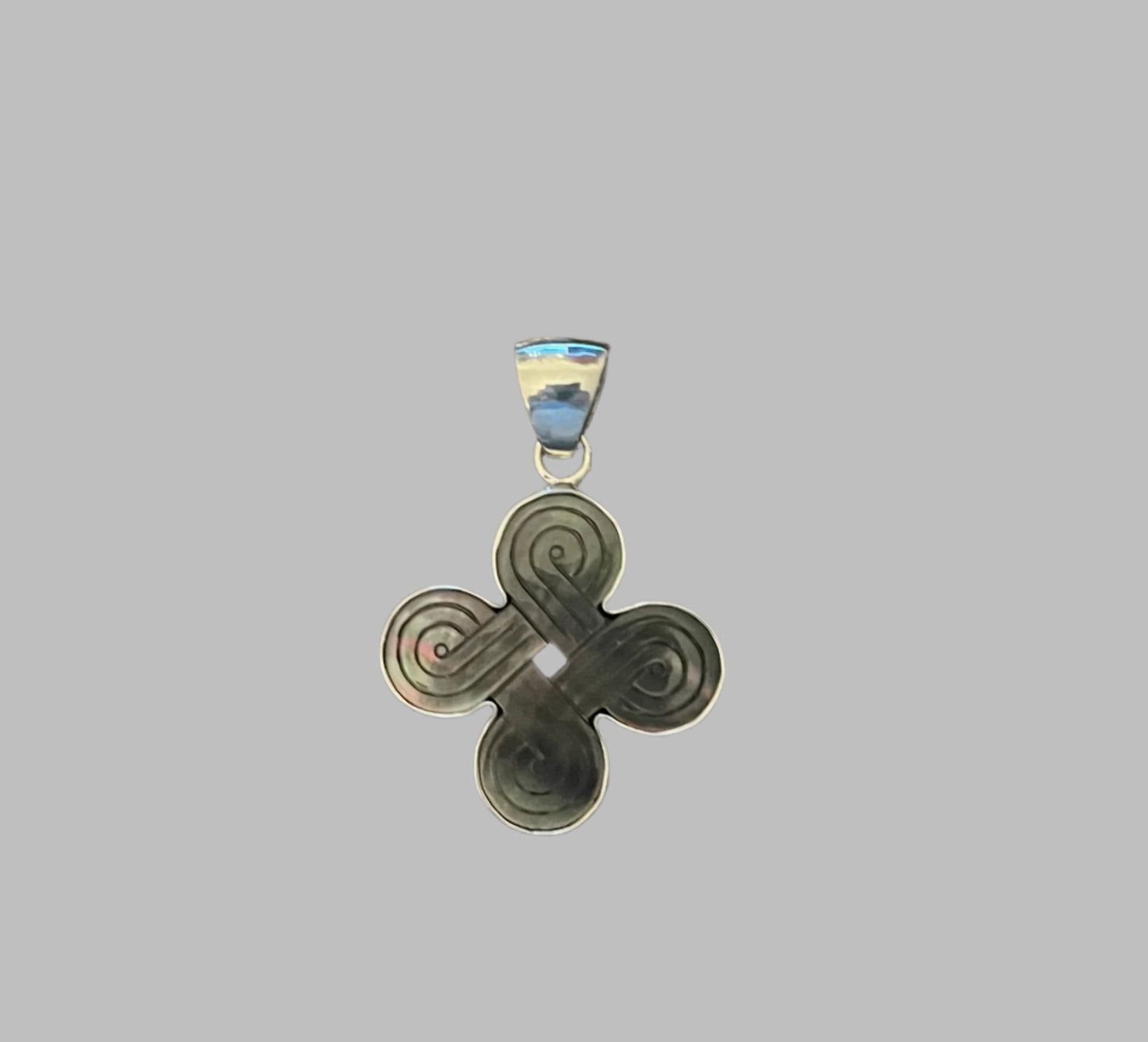 Pendant MOP & Sterling Celtic Knot