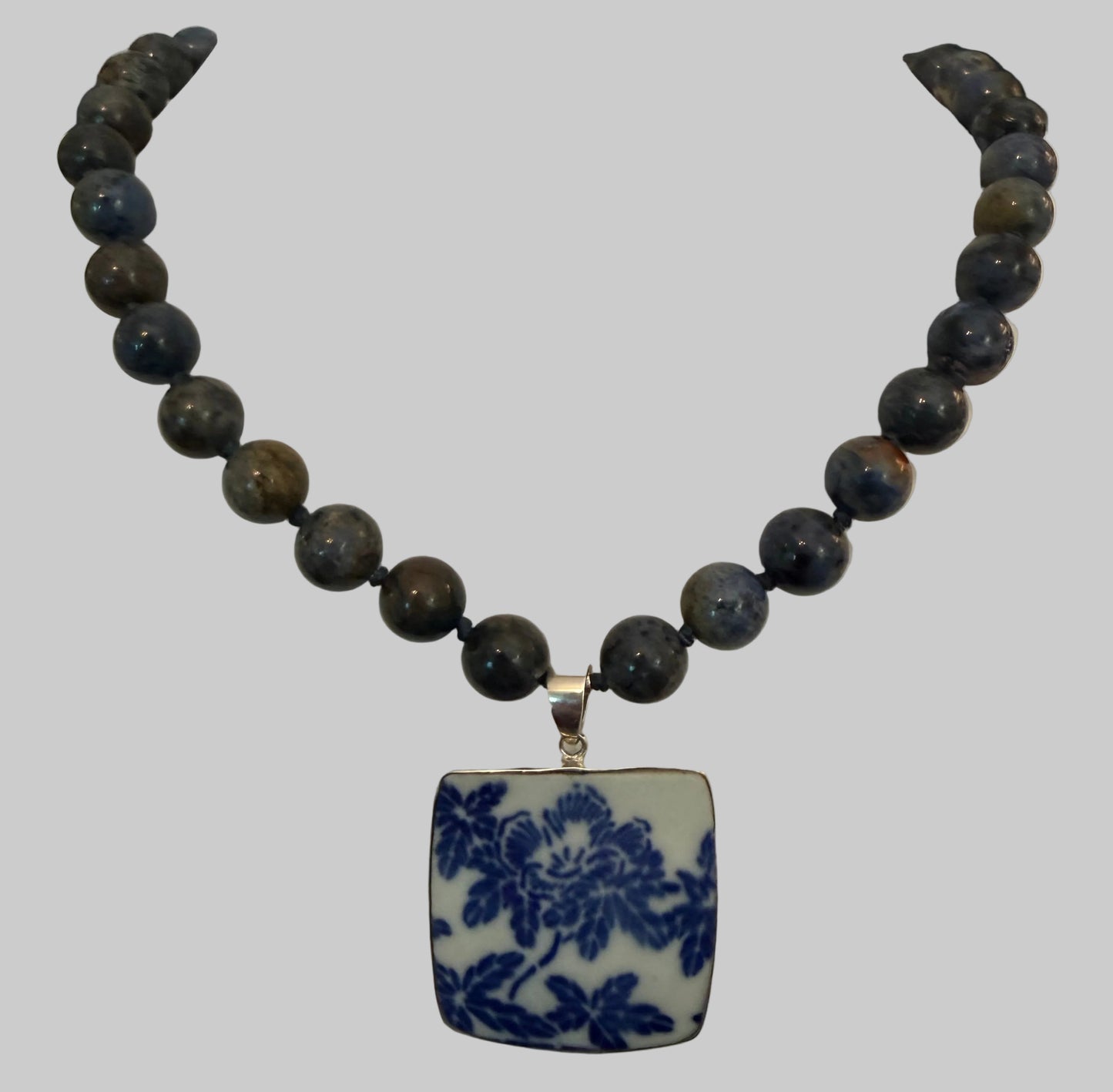 NECKLACE WITH PORCELAIN SHARD