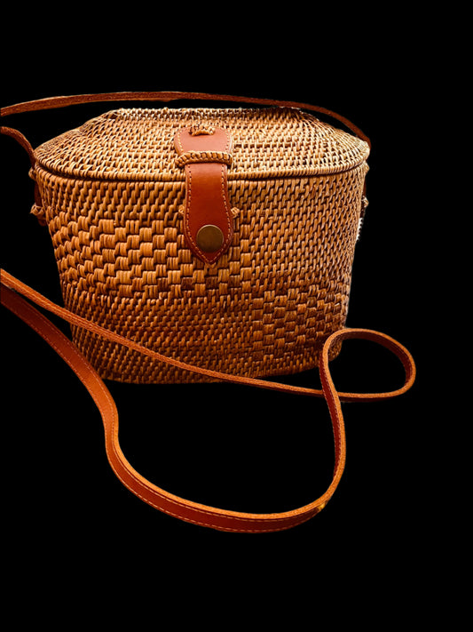 Purse Ata - Vine Crossbody Bag with Curved Top